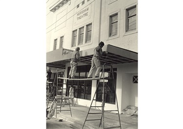 Horsham-Theatre-cinema-c1980_Horsham-Historical-Society.jpg