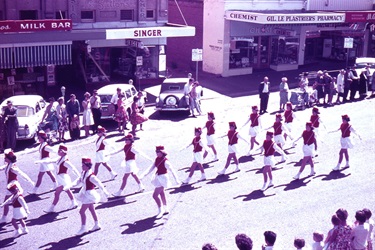 s Marching Girls, WOW Week March, Firebrace Street, Horsham Milk bar, Singer, Bradbury's Lane, Gil Le Plastrier's Pharmacy and H.G. Palmer's (Electrical  Appliances) Note: WOW = Wheat, Oats, Wool