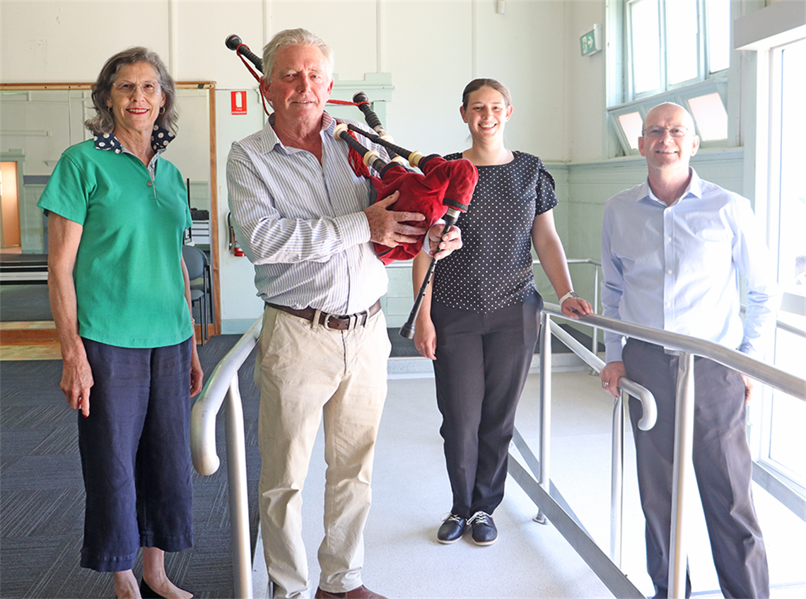 Horsham City Pipe Band president Gordon McKenry with Mayor Robyn Gulline, band member Kim and Kevin O'Brien.png